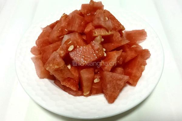 鲜榨西瓜汁的做法图解2