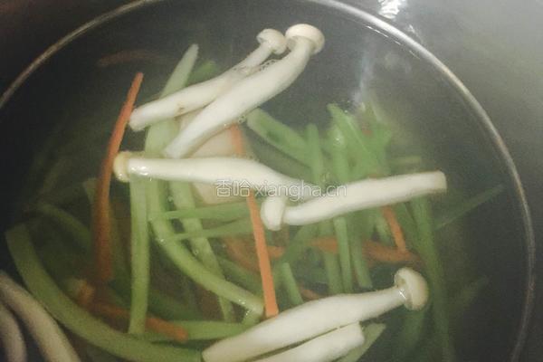 芒果西米露配时蔬春卷的做法图解4