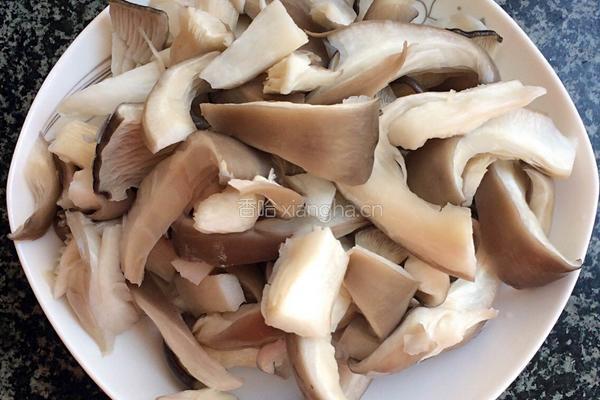 蘑菇炒青菜的做法图解1