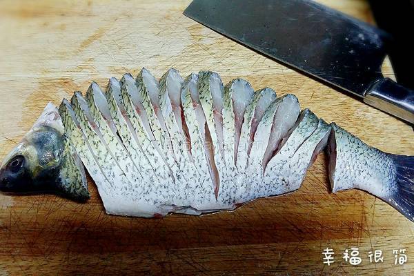 清蒸武昌鱼之孔雀开屏的做法图解1