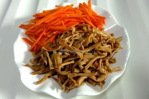 黄花菜炒肉丝的做法图解2