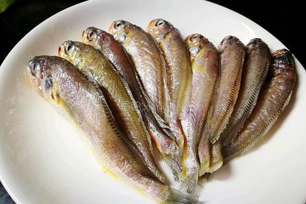 「Cathy边吃边营养」低脂版香煎黄花鱼的做法图解1