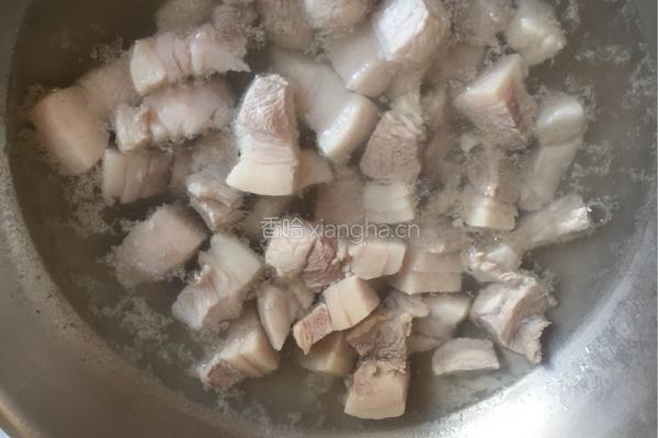 红烧肉烧鹌鹑蛋的做法图解1