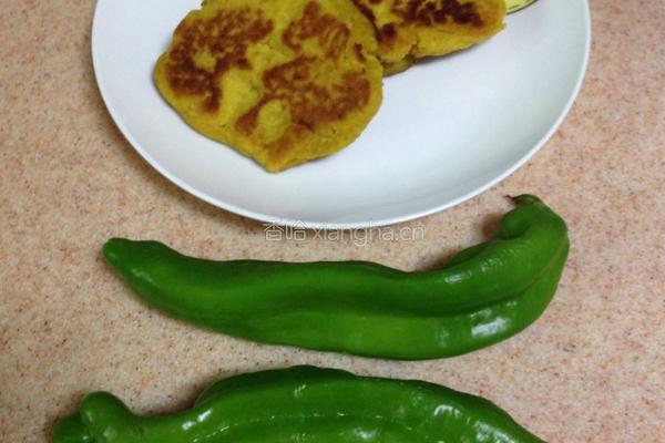 青椒炒玉米饼的做法图解1