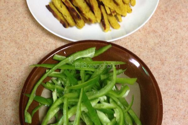 青椒炒玉米饼的做法图解2