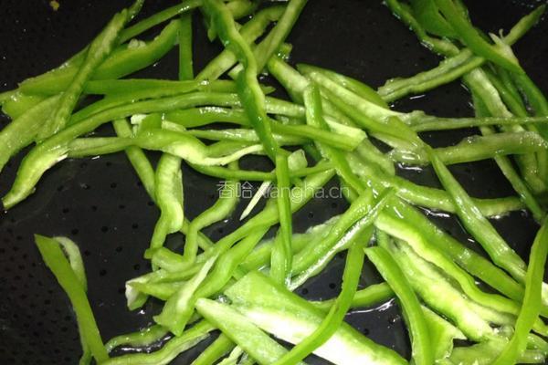 青椒炒玉米饼的做法图解3