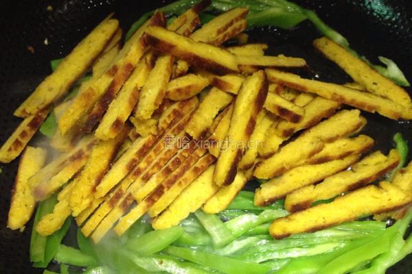 青椒炒玉米饼的做法图解4