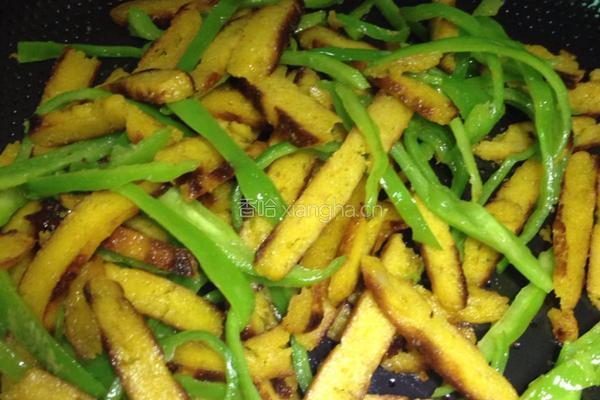 青椒炒玉米饼的做法图解5