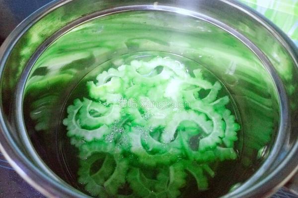 刮脂减肥苦瓜汁的做法图解6