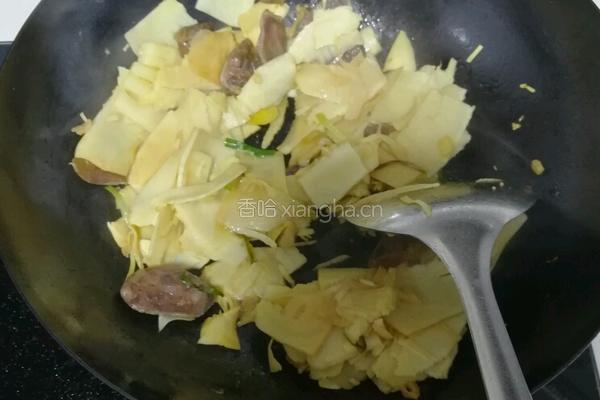 腊肠炒春笋的做法图解4