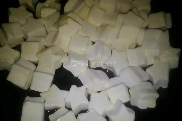 牛扎糖 核桃红枣枸杞味的做法图解2