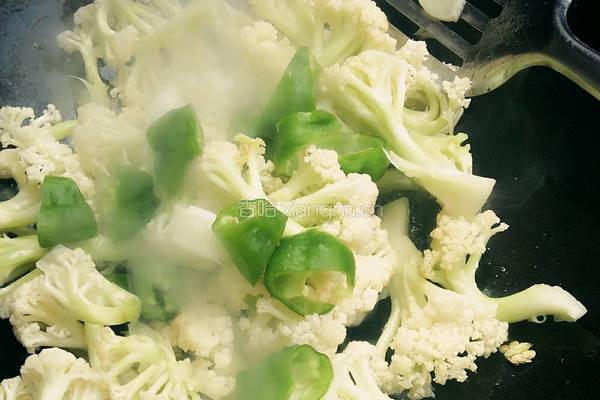 青椒炒有机花菜的做法图解8