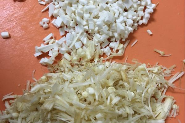 菇菇黄金蛋炒饭的做法图解1