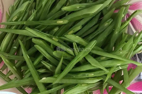 宽豆角炒肉片的做法图解1