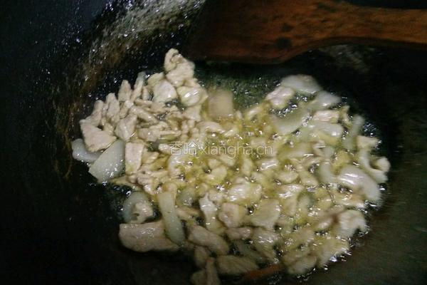 胡蘿卜青豆炒肉絲的做法图解3