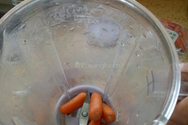 鲜榨胡萝卜苹果汁的做法图解2