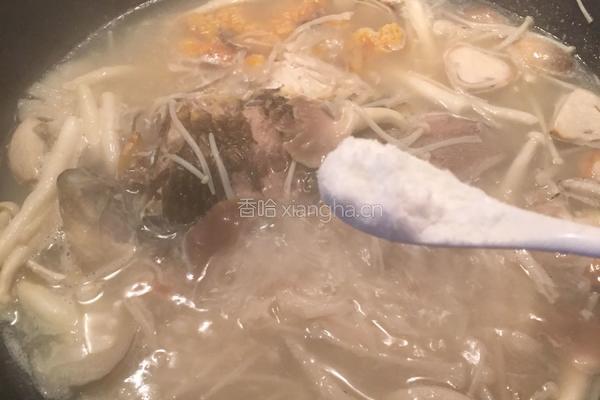 鲫鱼杂菇汤的做法图解7