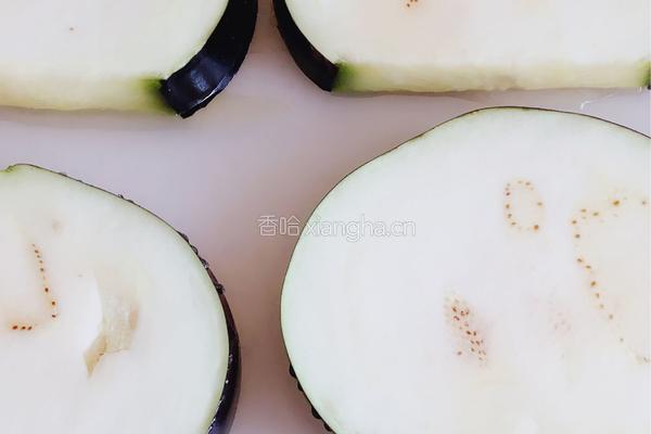 香酥煎茄子配蔬菜的做法图解1