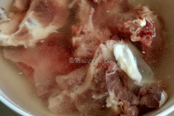 茯苓茨实山药莲子脊骨汤的做法图解3
