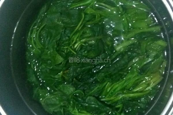 油泼蒜泥菠菜的做法图解1