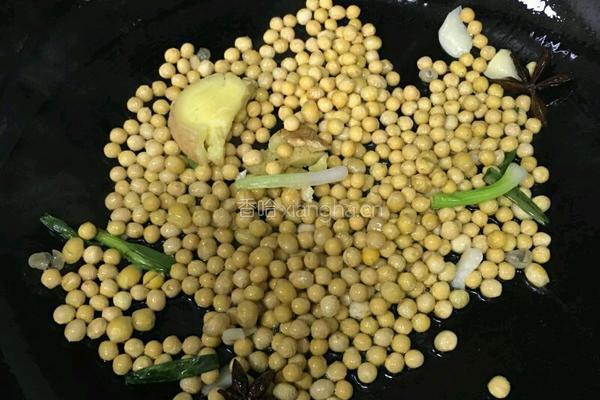 黄豆笋干的做法图解2