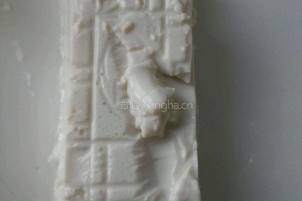 皮蛋拌豆腐的做法图解2