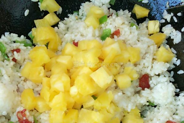 菠萝腊肠炒饭的做法图解4