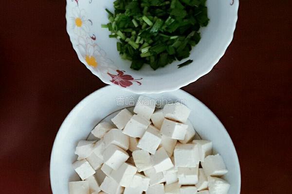 豆腐系列之韭菜烧豆腐的做法图解1