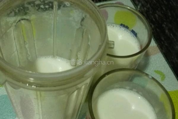 香蕉奶昔的做法图解7