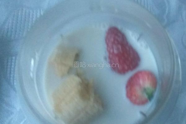 香蕉草莓奶昔的做法图解2