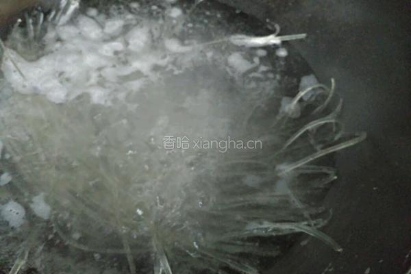 白菜猪肉炖粉条的做法图解1