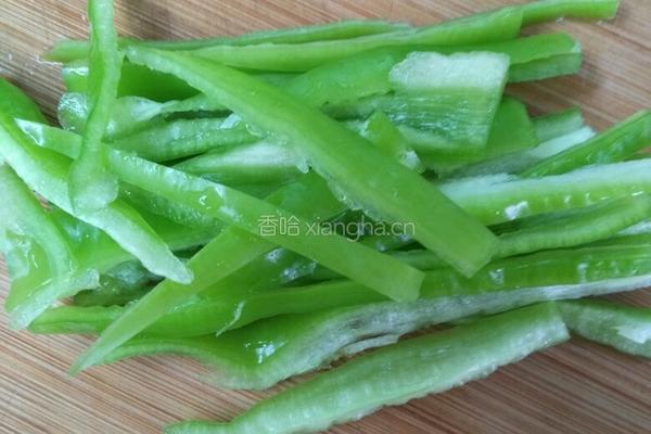 青椒炒蛋的做法图解1
