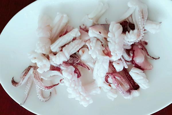 意大利西芹鱿鱼沙拉的做法图解2