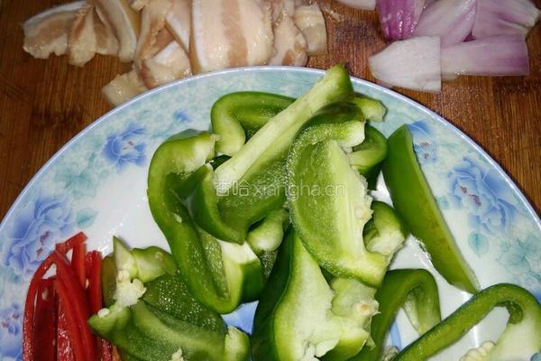灯笼椒炒五花肉的做法图解1