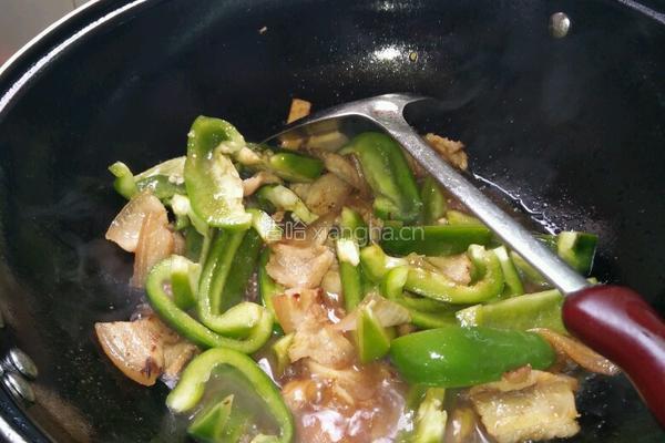 灯笼椒炒五花肉的做法图解5