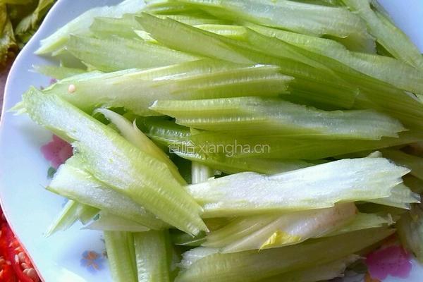 蚝油西芹的做法图解1