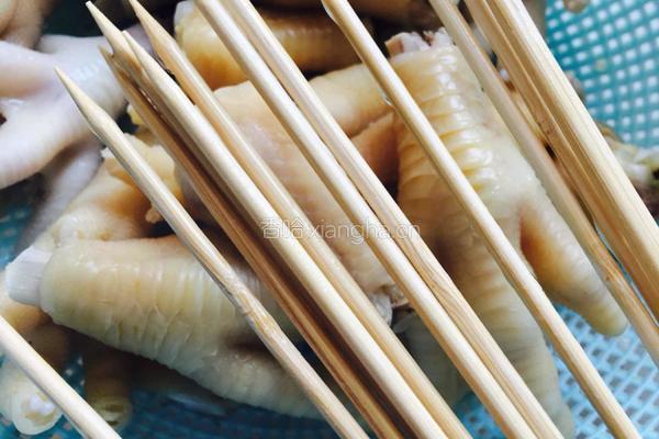 酱香卤竹签凤爪的做法图解5