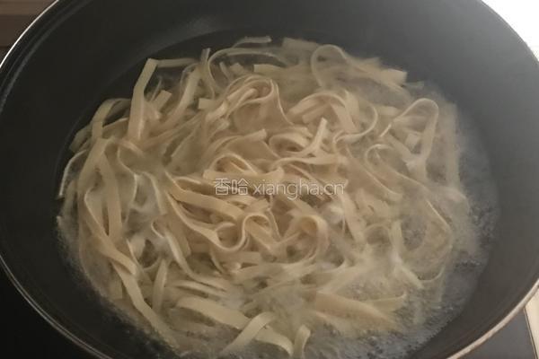 豆腐皮炒韭菜的做法图解2