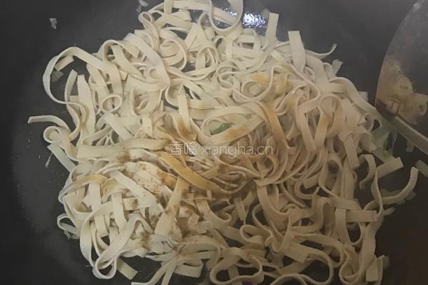 豆腐皮炒韭菜的做法图解6