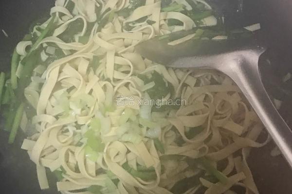 豆腐皮炒韭菜的做法图解8