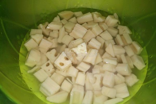 香辣莲藕町的做法图解1