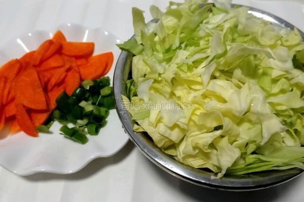 圆白菜炒肉的做法图解2