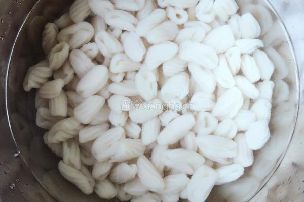 肉丝蔬菜炒麻食的做法图解2