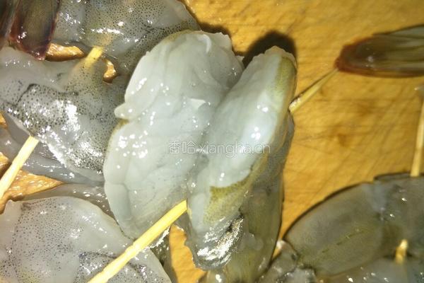 菠萝虾球的做法图解1