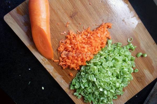 四季豆炒饭的做法图解1