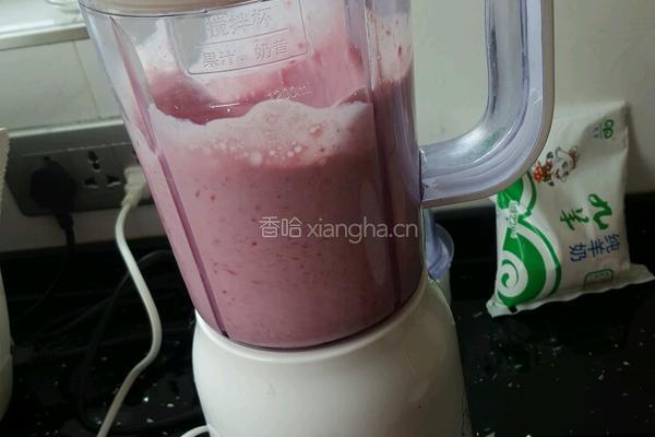 草莓奶昔的做法图解3