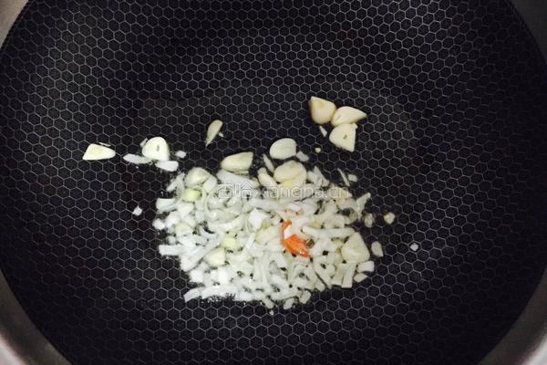 五花肉炒辣白菜的做法图解2