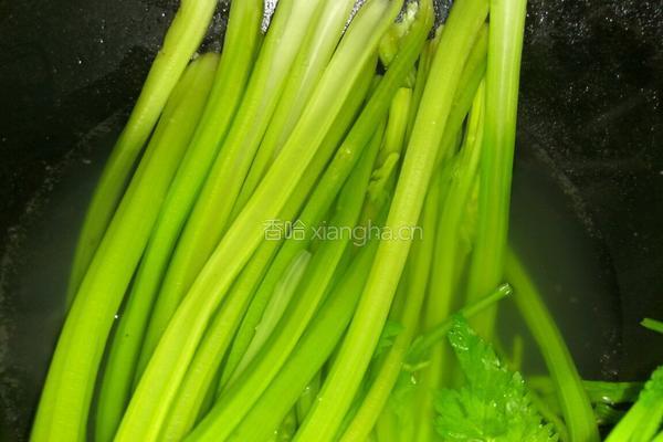 芹菜炒粉条的做法图解2