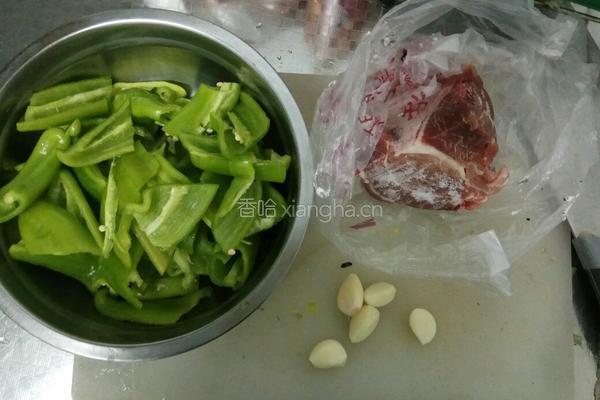辣椒炒肉的做法图解1