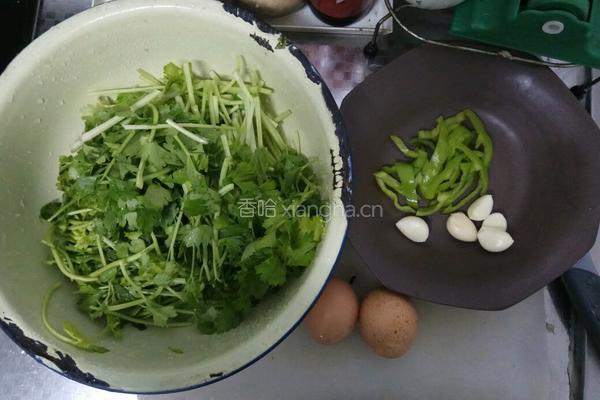 香芹炒鸡蛋的做法图解1